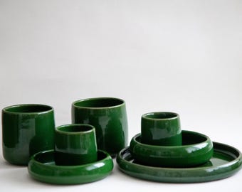 手作りの陶器皿：少量生産の陶器