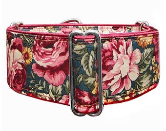 Könnte beinhalten: Ein Haustierhalsband mit Blumenmuster, das große rosa und rote Rosen, kleine gelbe Blüten und grüne Blätter auf dunkelblaugrünem Grund zeigt. Das Halsband ist mit einem rechteckigen Verstellschieber aus silberfarbenem Metall versehen.