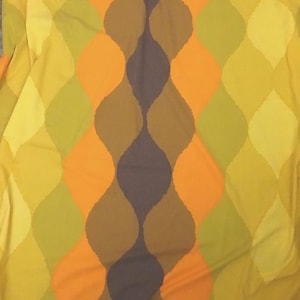 Peut inclure: Un tissu textile présentant un motif répétitif vertical en forme d'ogive dans des tons de jaune, vert citron, orange et brun foncé. Le design se compose de formes courbes entrelacées créant un effet d'ondulation continu sur toute la surface.