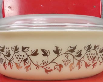 Vintage Pyrex Golden Grape Casserole Dish with Lid – 2.5 Quart Baking Dish