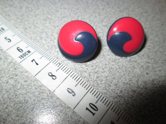 Vintage 60s Button Earrings Metal Enamel Swirl Op… - image 7