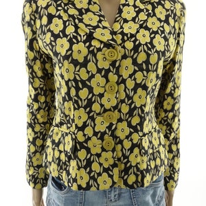 Puede incluir: Una chaqueta negra con estampado floral amarillo con cierre de botones. La chaqueta tiene una silueta ajustada y est&aacute; hecha de una tela ligera.