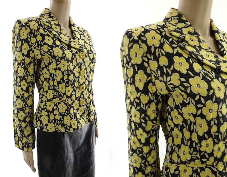 Puede incluir: Una chaqueta negra con estampado floral amarillo, cuello de solapa y cierre de botones.