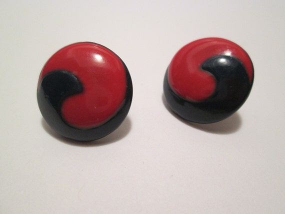 Vintage 60s Button Earrings Metal Enamel Swirl Op… - image 5