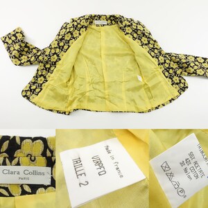 Puede incluir: Una chaqueta negra con estampado floral amarillo y forro amarillo. La chaqueta tiene una etiqueta que dice "Clara Collins Paris" y otra etiqueta que dice "VIRPFQ TAILLE 2 Made in France".