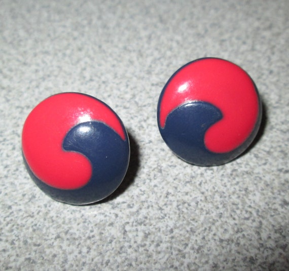 Vintage 60s Button Earrings Metal Enamel Swirl Op… - image 3