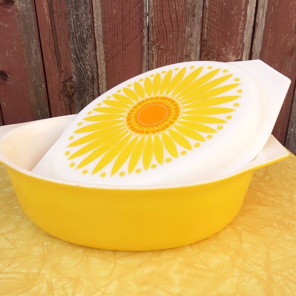 PYREX Yellow Daisy Casserole with Lid Vintage Sunflower Floral Baking Dish 2 1/2 Quart