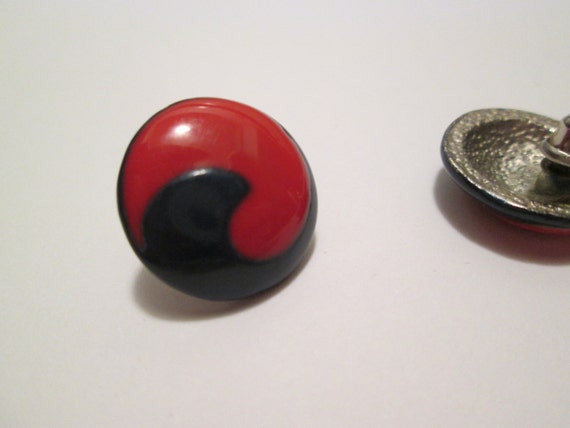 Vintage 60s Button Earrings Metal Enamel Swirl Op… - image 6