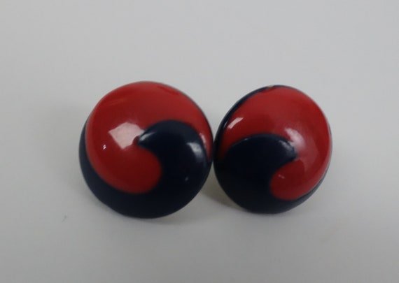Vintage 60s Button Earrings Metal Enamel Swirl Op… - image 10