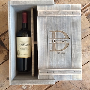 Caja de regalo de madera grabada personalizada RUSH para una botella de vino o whisky y dos copas