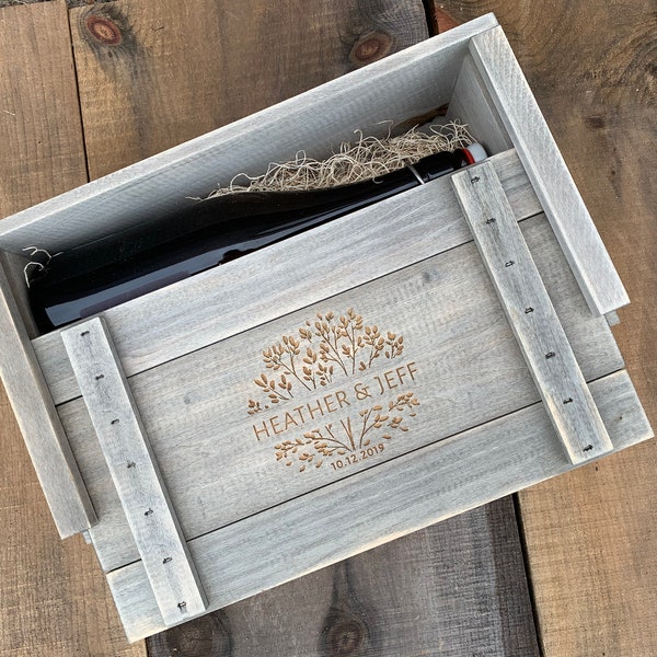 Könnte beinhalten: Eine Holzkiste mit einer Weinflasche im Inneren. Die Kiste ist mit dem Text "Heather & Jeff 10.12.2019" und einem floralen Design graviert.