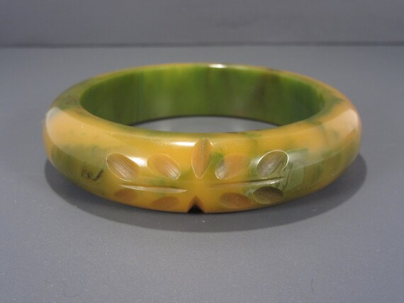 Vintage Art Deco Carved Bakelite Bangle Bracelet,… - image 1