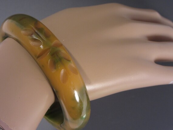 Vintage Art Deco Carved Bakelite Bangle Bracelet,… - image 3