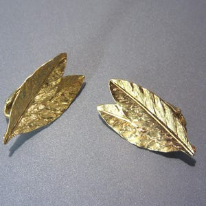 Vintage 60s Crown Trifari Clip On Earring Gold Leaf Textured