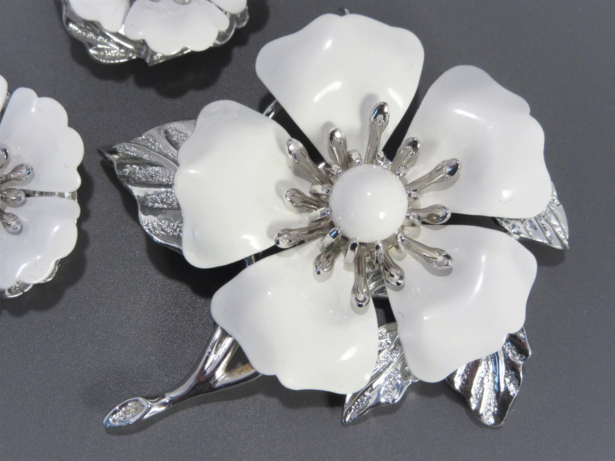 Sarah Coventry White Flower Brooch Earrings Demi Set Vintage - Etsy