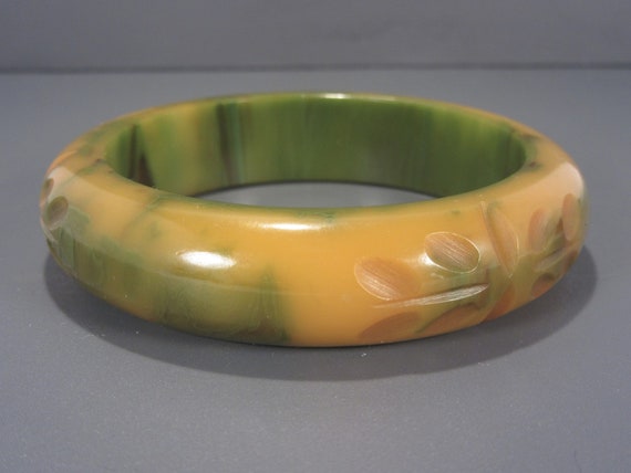 Vintage Art Deco Carved Bakelite Bangle Bracelet,… - image 2