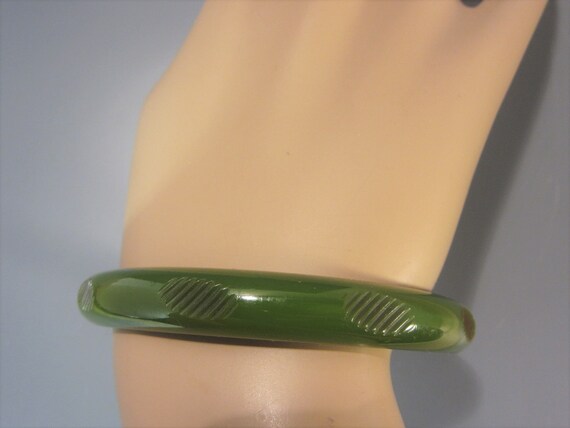 Green Bakelite Bangle Bracelet, Art Deco Vintage - image 7