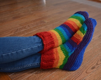 Chaussures de chambre arc-en-ciel, tricotées à la main. Chaussettes en laine entièrement doublées de polaire, douces et confortables. Cadeau d'amour et de chaleur