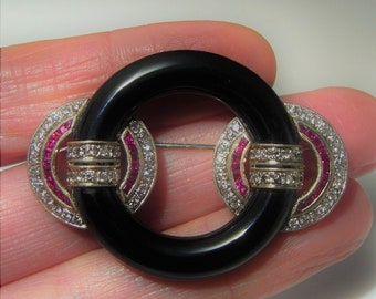 Art Deco 1930s Ruby Diamond Onyx Brooch Pin 18K White Gold Knot Circle Bullseye Motif Antique Ruby Clips Jewelry Estate Rubies Diamonds