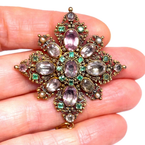 Brooch jewelry discount