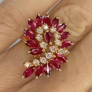Anillo de oro amarillo de 14 quilates con racimo de diamantes y rubí Anillo grande y largo con rubí Anillo con rubí rojo Anillo con rubí de talla marquesa Anillo de compromiso con rubí Anillo de cóctel con rubí