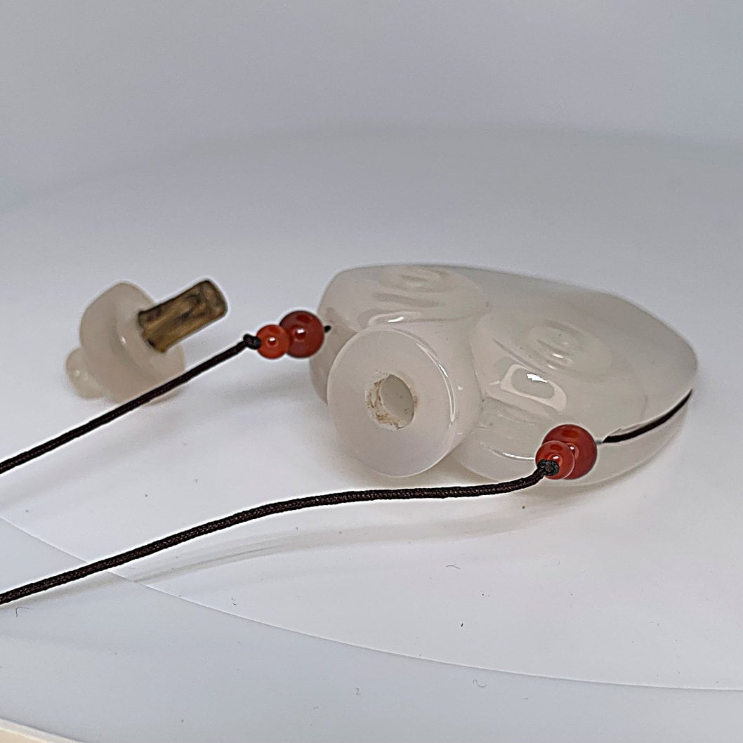 18世紀の瑪瑙の嗅ぎタバコ瓶ペンダントネックレス、カルセドニーの嗅ぎ