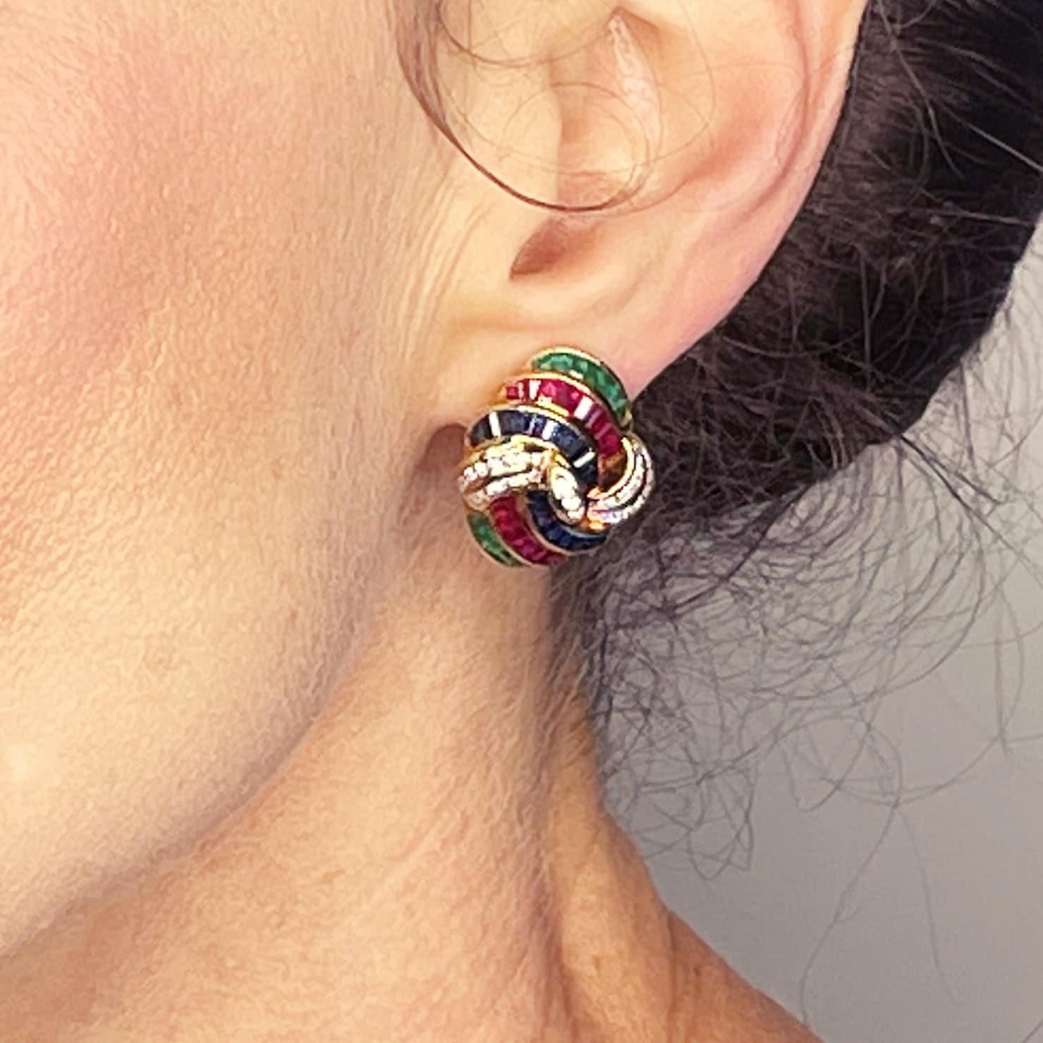 天然ルビー、エメラルド、サファイア、ダイヤモンド18Kイヤリング オメガクリップ 天然ルビー、エメラルド、サファイア、ダイヤモンド 18K イヤリング