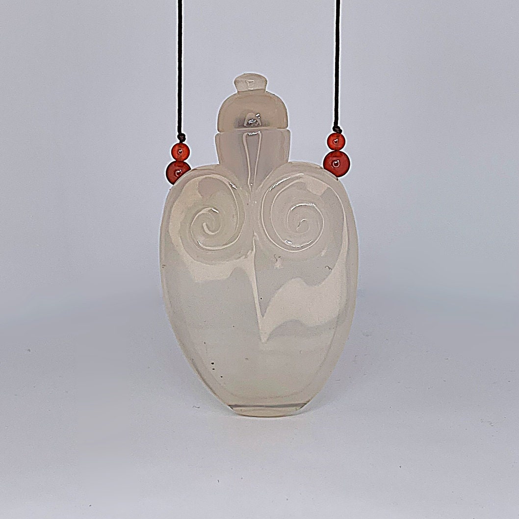 18世紀の瑪瑙の嗅ぎタバコ瓶ペンダントネックレス、カルセドニーの嗅ぎ