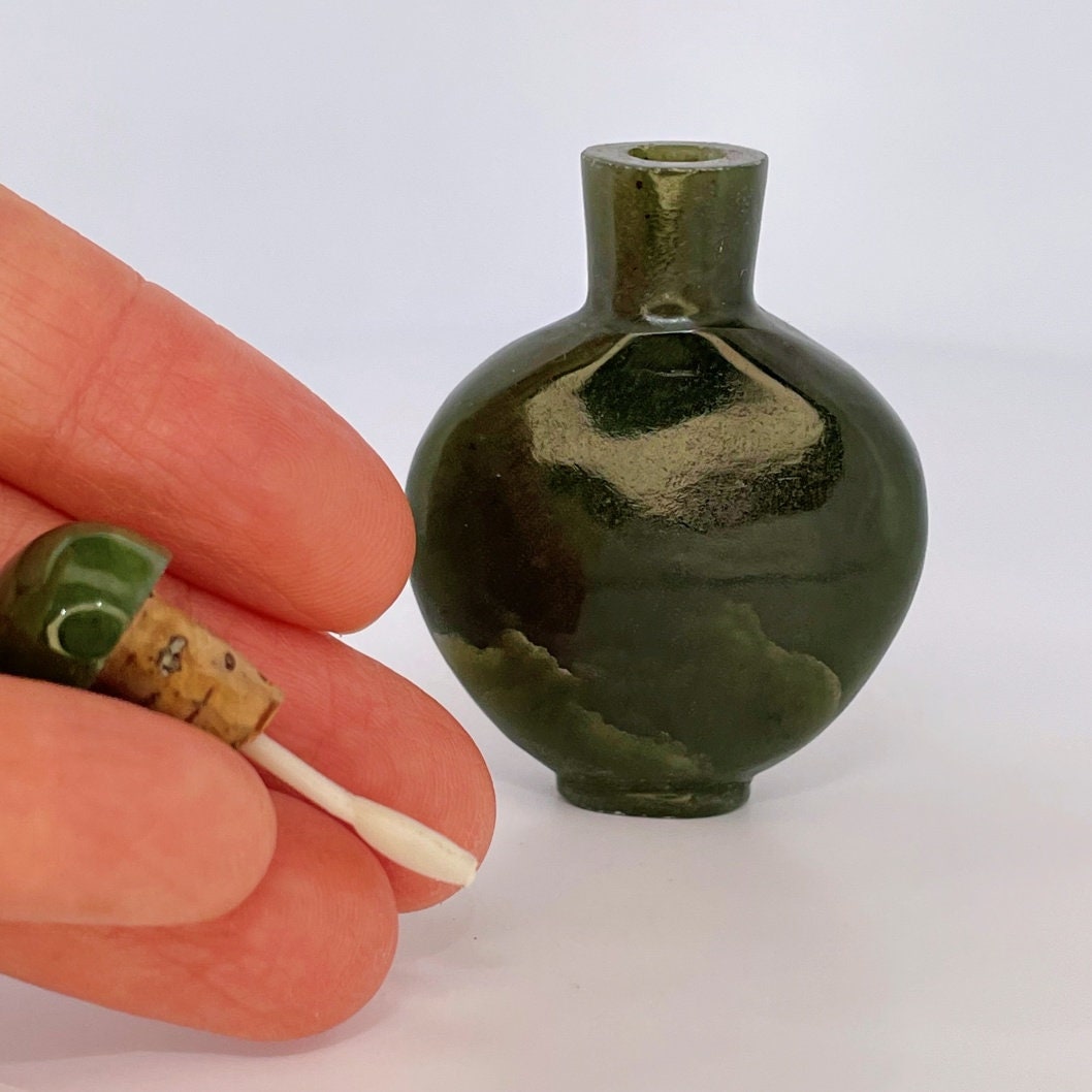 Chinese Antique Jade Snuff Bottle W. Authenticity Report Green