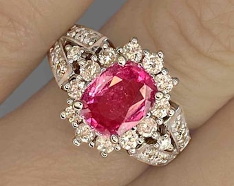 Anillo de compromiso de oro blanco con zafiro Padparadscha sin calentar y diamantes. Anillo de oro blanco con zafiro melocotón de talla cojín rectangular. Anillo de oro de 14 quilates con zafiro Padparadscha sin calentar.