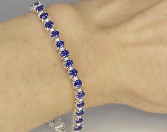 Pulseira excepcional em ouro 14K com safira azul não aquecida e diamantes, estilo bracelete de tênis, ideal para presentes de aniversário.