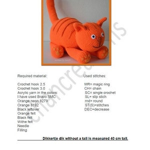 Op de afbeelding: Haakpatroon voor een grote oranje kat, 40 cm hoog. Het patroon bevat instructies voor het gebruik van een haaknaald, acryl garen in oranje en zwart, en vilt voor de ogen en neus. Het patroon is geschreven in het Nederlands.