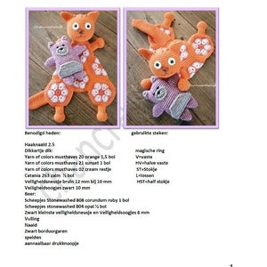 Op de afbeelding: Haakpatroon voor een knuffelkat en beer. De kat is oranje met witte en crèmekleurige accenten, en de beer is paars en grijs. Het patroon bevat een lijst met materialen en haaksteken.