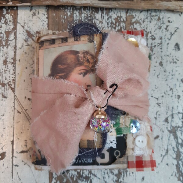 Fait main journal scrapbooking pour écriture papiers teint au café et ajout d'embellissements