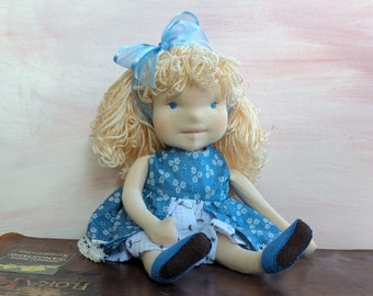 Handgemachte Waldorf inspirierte Puppe, ooak niedlich, blond, kleine Mädchen Kunstpuppe, Sammlerstück, Naturfasern, textile weiche Skulptur