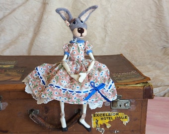 Conejo muñeca ooak, animal de arte textil ooak conejito de juguete de coleccionistas suaves, hecho a mano con una cabeza de fieltro de aguja y cuerpo de escultura suave