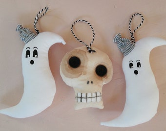 Conjunto de decoración navideña de Halloween o espeluznante, adorable cráneo espeluznante colgante hecho a mano y 2 fantasmas, lindos adornos de estilo gótico peculiar