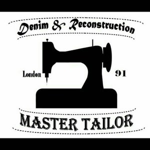 Puede incluir: Logotipo en blanco y negro para una tienda de sastrería llamada "Master Tailor" con el texto "Denim & Reconstruction" sobre una silueta de una máquina de coser. El texto "London" y "91" también están incluidos en el logotipo.