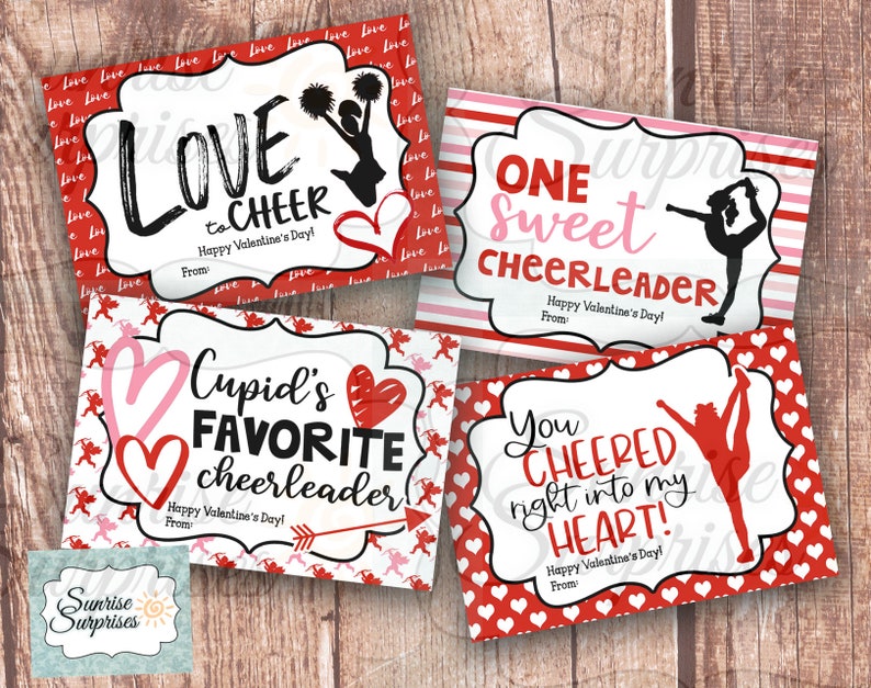 Op de afbeelding: Vier rechthoekige Valentijnskaarten met cheerleading-thema's. De ontwerpen bevatten teksten zoals Love to Cheer, One Sweet Cheerleader, Cupid's Favorite Cheerleader en You Cheered Right Into My Heart, met silhouetten van cheerleaders.