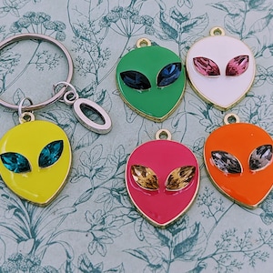 Alien Keychain, alien Keyring, alien believer gifts, UFO keychain, UFO lover gifts, Halloween bag charm, alien bag charm, alien sighting