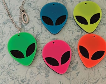 カラフルなエイリアンネックレス、UFOペンダントネックレス、エイリアン信者へのギフト、ゴシックネックレス、エイリアン愛好家へのギフト、エイリアンをテーマにした、宇宙ネックレス