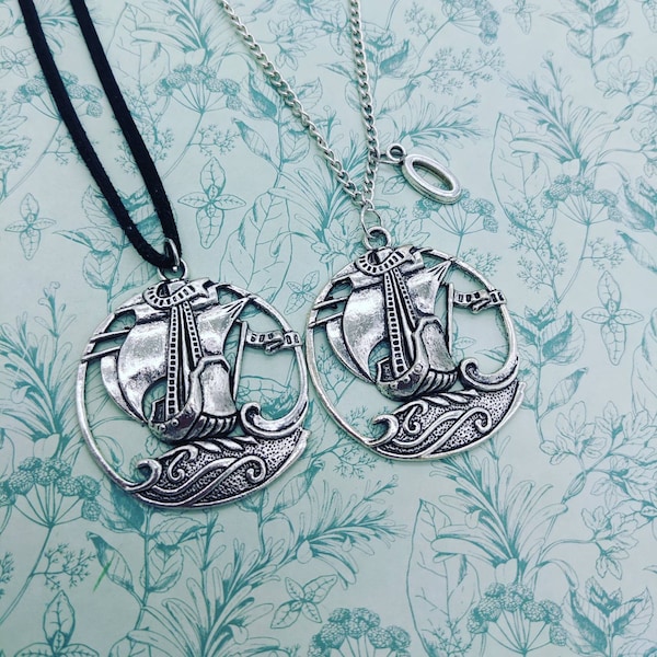 Collier de bateau pirate, collier de bateau, cadeaux de bateau, collier de déclaration, cadeaux de sœur, cadeaux de geek, cadeaux de bff, collier initial, collier gothique