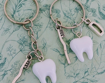 Llavero con temática dental, regalos para dentistas, regalos para amantes de la odontología, regalos de amigo invisible, llavero de diente, dije de diente, higienista dental, relleno para calcetines navideños