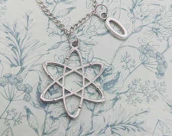Collana Atom, collana scientifica, regali per amanti della scienza, regali di chimica, studente di chimica, regali geek, collana personalizzata, fisica,
