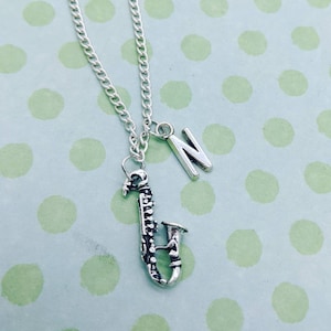 Collar de saxofón, regalos de saxofonista, regalos de profesor de música, regalos para ella, joyas de saxofón, collar inicial, collar de amuletos, regalos de hermanas