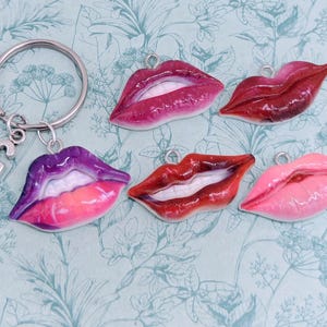 Llavero de labios de color rosa brillante, lindos llaveros de regalo para mujeres, frunce los labios, accesorios para labios, regalos inspirados en los labios, regalos retro para damas,