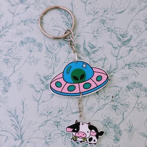 Cute UFO alien keyring, alien lover gifts, alien believers, alien themed, UFO lover gifts, novelty alien, Halloween keyring, alien charms,