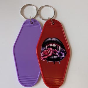 Vampire lips keyring, vampire themed gifts, Halloween keychain, Halloween lover gifts, Halloween accessories, gothic keyring, gothic style