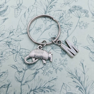 Llavero de armadillo, regalos para amantes del armadillo, llavero de armadillo, llavero de animal, regalos para mejores amigas, regalos para hermanas, regalos para amantes de los animales, regalos iniciales,