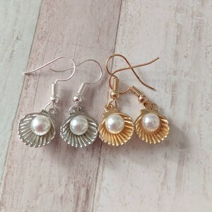 Clamshell earrings, seashell earrings, beach earrings, summer earrings, mermaid earrings, gifts for her, nautical earrings, pearl earrings